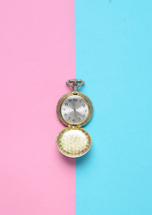 Canvas Print - Vintage pocket watch on a colored pastel background, top view, minimalism.