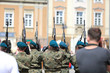 Żołnierze Wojska Polskiego w czasie salby honorowej.