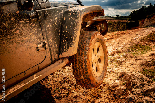 Fotografía All-terrain vehicle leaving a wheel in the air.