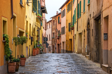 Fototapete - Beautiful alley in Tuscany, Old town Montepulciano, Italy