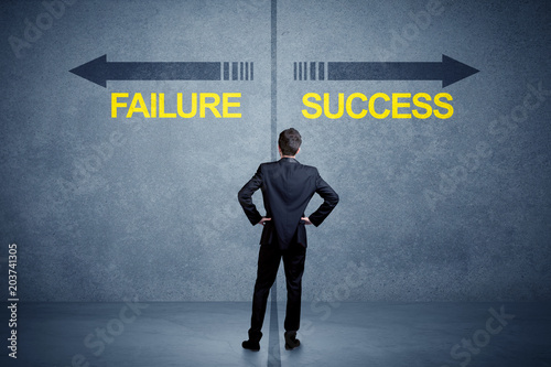 Fotomural Businessman standing in front of success and failure arrow concept on grungy bac