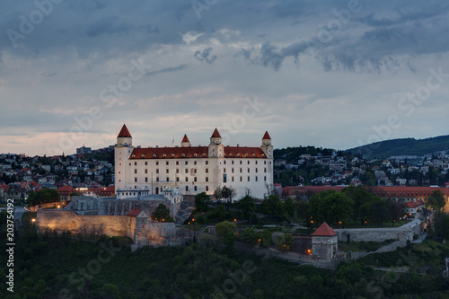 Fotografía Medieval castle on a hill in Bratislava in sunset, Slovakia