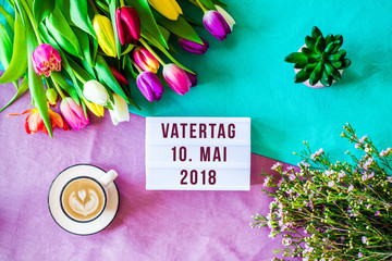  Vatertag Mai auf lightbox mit bunten Blumen als flat lay