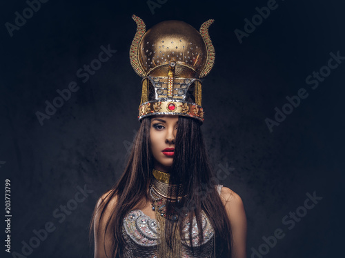Fotografía Portrait of haughty Egyptian queen in an ancient pharaoh costume.