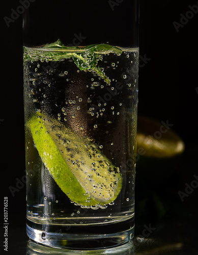 zimna-slodka-woda-z-babelkami-limonka-lodem-i-mieta