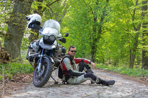 Mata magnetyczna Podróżuj motocyklem enduro w lesie z kierowcą
