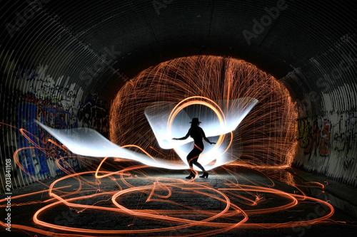 Foto  Unique Creative Light Painting With Fire and Tube Lighting
