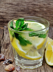 Poster - Water with fresh lemon and mint in a glass