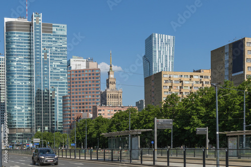 Plakat Warszawa cityscape - widok na ulicę i wieżowce w centrum w słoneczny dzień