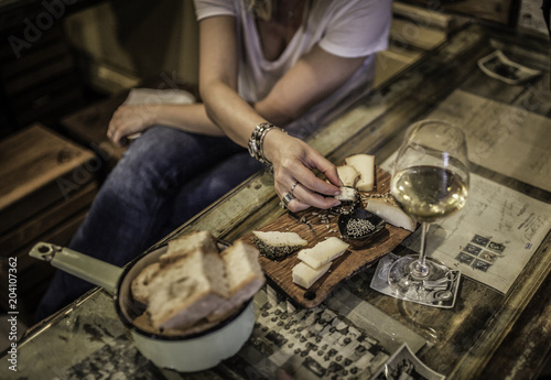 Fotografie, Obraz pomeriggio in compagnia mentre si mangia un aperitivo e si beve un bicchiere di