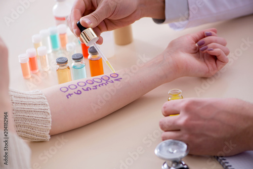 Fotografía Doctor testing allergy reaction of patient in hospital