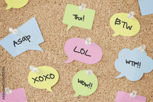Fotografie, Obraz Speech bubbles with chat abbreviations on pinboard