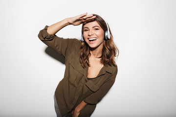 Poster - Portrait of a smiling young woman listening to music