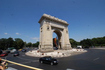 Wall Mural -  Arcul de Triumf; car; sky; landmark; road