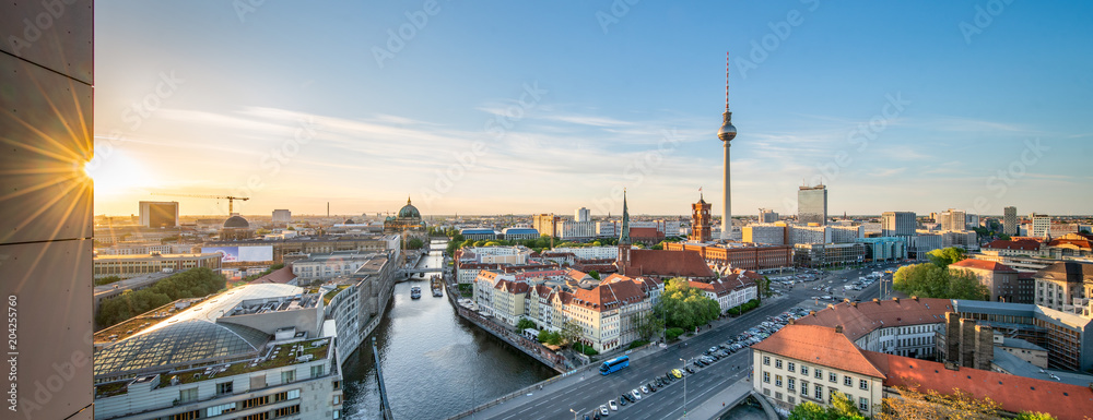 Berlin Mitte Panorama mit Fernsehturm und Blick über die Spree - obrazy, fototapety, plakaty 
