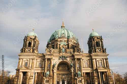 Plakat Katedra w Berlinie nazywa się Berliner Dom. Piękny stary budynek w stylu neoklasycyzmu i baroku z krzyżem i rzeźbami.