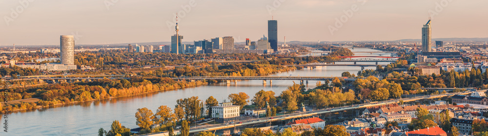 Obraz na płótnie Panoramic view over the Danube in Vienna towards the Vienna International Centre w salonie