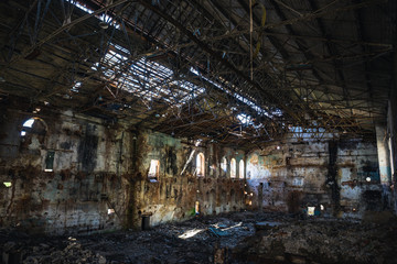  Zrujnowany i opuszczony ciemny, przerażający budynek domu fabrycznego wewnątrz, hala magazynu przemysłowego czeka na rozbiórkę