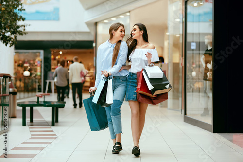 girls shopping