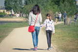 Mama i córka na spacerze