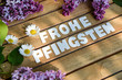 canvas print picture - Frohe Pfingsten Wörter auf einem Holtbrett mit Flieder Blumenst