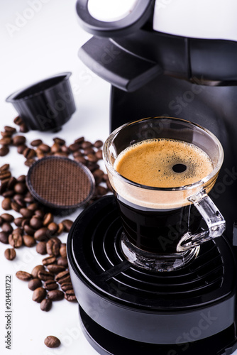 Fotografie, Obraz tazzina di espresso caldo preparato con macchina del caffè
