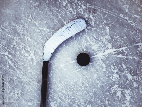 Dekoracja na wymiar  krazek-hokejowy-i-kij-na-tle-tekstury-lodu