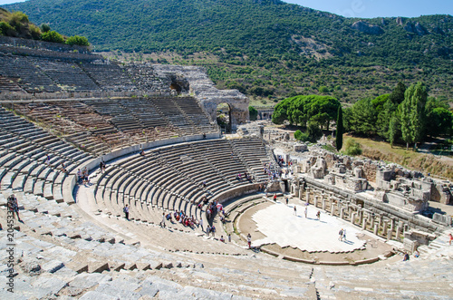Fotomural Efes, Turkey - October 1, 2015: People are visiting the ancient city of Ephesus