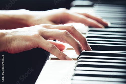 Plakaty pianino  zblizenie-na-rece-kobiety-grajace-i-cwiczace-na-pianinie