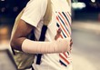 © Rawpixel.com - Injured young man with arm support