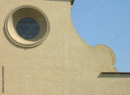 Particolare Di Una Chiesa Di Firenze I Cui Bordi Sembrano Disegnare Il Profilo Del Viso Sorridente Di Un Pupazzo O Di Un Cartone Con Il Naso A Patata Buy This Stock