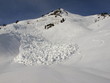 Lawine aus Schnee im Gebirge