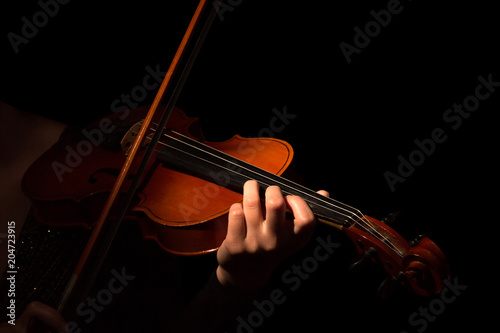 Dekoracja na wymiar  skrzypce-i-smyczek-w-rekach-muzyka-odizolowanego-na-czarno