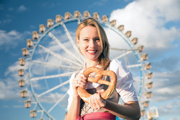 Junge hübsche Frau Mädchen im Dirndl Kleid hat Spass auf dem Oktoberfest Frühlingsfest Volksfest