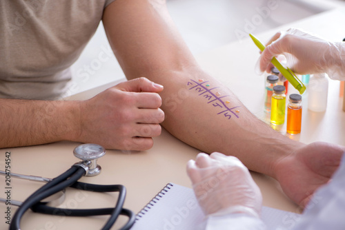 Fotomural Doctor testing allergy reaction of patient in hospital