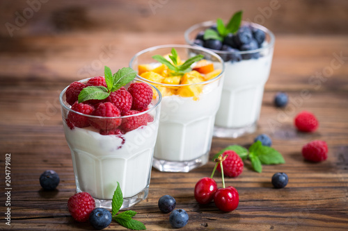 Photo Fresh fruit yogurt with fresh berries and peaches