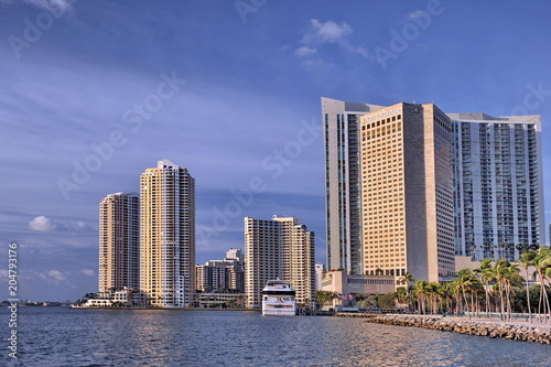 Plakat Floryda. Miami. Piękni wieżowowie na brzeg w jaskrawym słonecznym dniu
