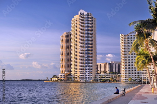 Plakat Floryda. Miami. Piękni wieżowowie na brzeg w jaskrawym słonecznym dniu