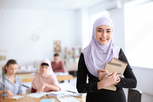 Fotografía Muslim student wearing traditional clothes in classroom