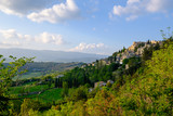 Fototapeta Natura - Vue panoramique sur le village de Lurs au printemps. Alpes de Haute Provence, France.