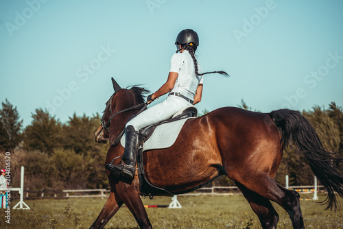 Fotografía A woman jockey participates in competitions in equestrian sport, jumping