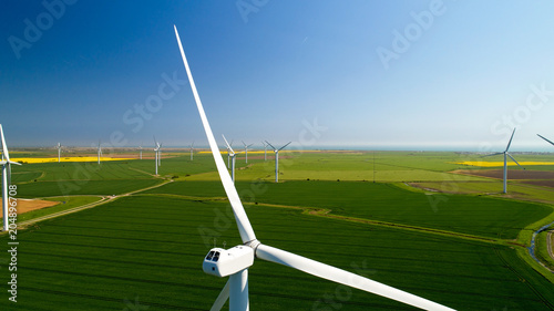 Zdjęcie XXL Silniki wiatrowi w polach blisko żytu w Sussex