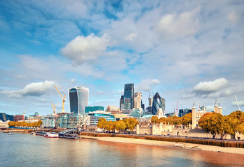Fototapete - London, South Bank Of The Thames on a bright day in Fall