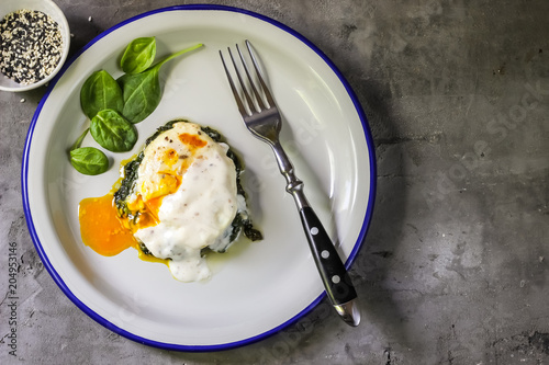 Fotografía Florentine eggs with pureed spinach