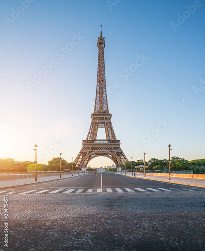 Plakat Paryska ulica z widokiem na sławnej Paris wieży eifla na słonecznym dniu z niektóre światłem słonecznym