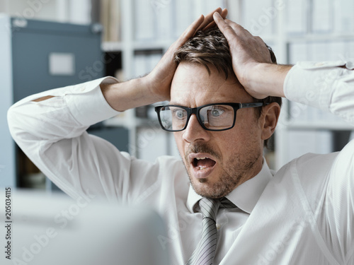 Fotomural Panicking businessman receiving bad news