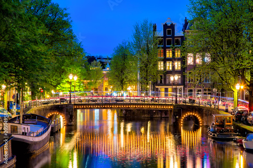 Dekoracja na wymiar  amsterdamski-kanal-z-typowymi-holenderskimi-domami-i-mostem-podczas-zmierzchu-niebieskiej-godziny-w-holandii-holandia