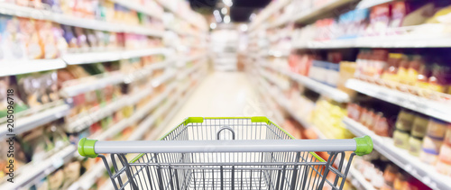 Fotografía Abstract blur supermarket aisle with product on shelves defocused background