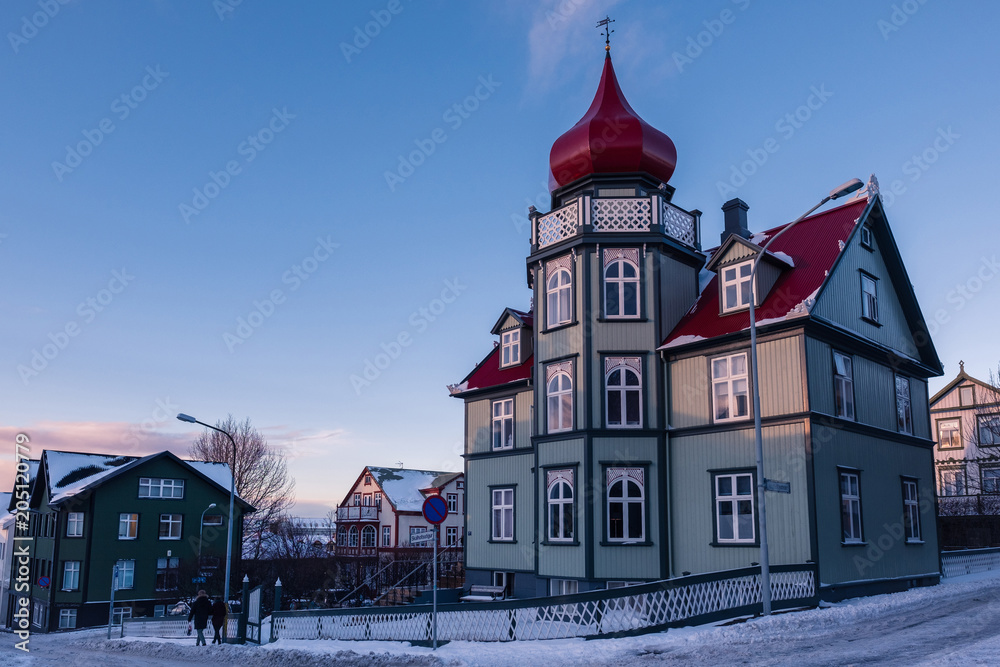 Obraz na płótnie Wide view of old vintage house in Reykjavik, Iceland. w salonie