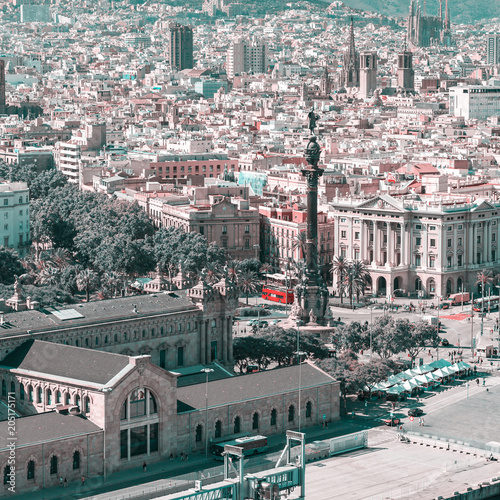 Plakat La Rambla w Barcelonie na tle panoramy miasta, Hiszpania. Widok z lotu ptaka